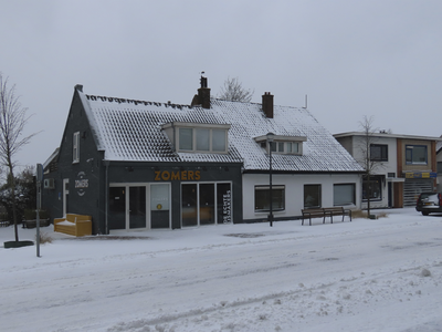 901305 Gezicht op de besneeuwde panden Meerndijk 6 (IJssalon Zomers)-hoger te De Meern (gemeente Utrecht).